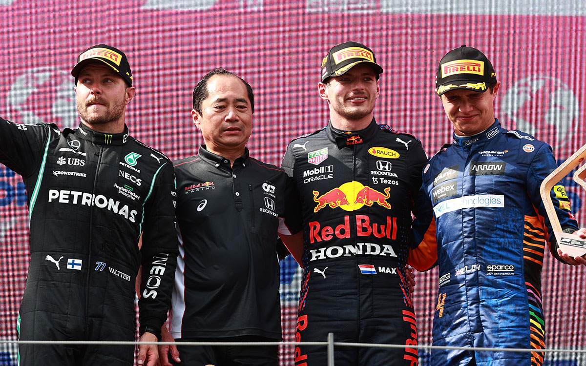 2021年F1奥地利大奖赛正赛,登上领奖台的博塔斯、本田F1技术总监田边丰治、维斯塔潘与诺里斯