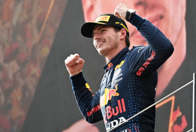 2021年F1奥地利大奖赛正赛，在领奖台上握拳庆祝的维斯塔潘