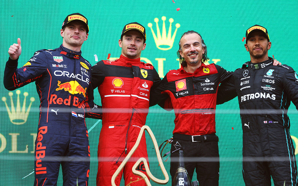 2022年F1奥地利大奖赛正赛,登上颁奖台的维斯塔潘(红牛)、勒克莱尔与梅基斯(法拉利)及汉密尔顿(梅赛德斯)