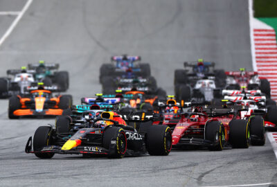 2022年F1奥地利大奖赛正赛，维斯塔潘（红牛）压制勒克莱尔（法拉利）率先通过1号弯