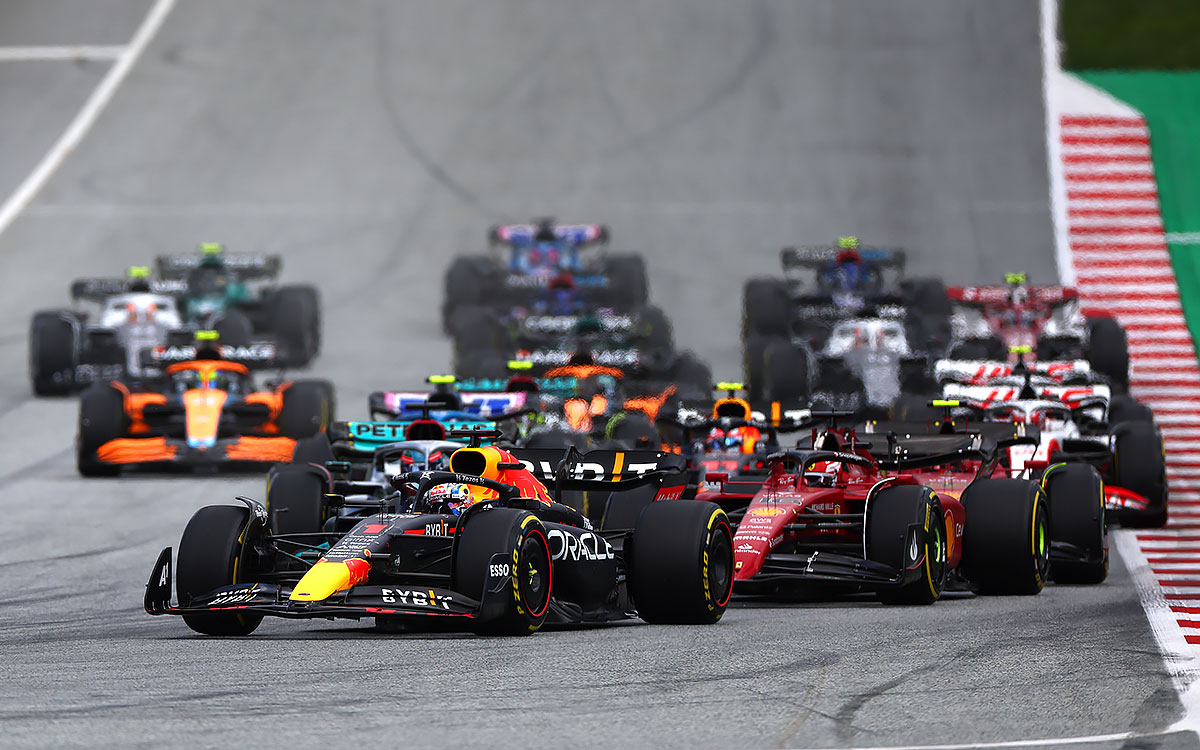 2022年F1奥地利大奖赛正赛，维斯塔潘（红牛）压制勒克莱尔（法拉利）率先通过1号弯