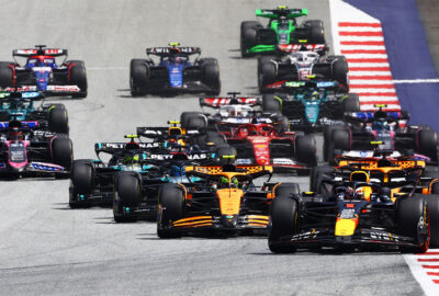 2024年F1奥地利大奖赛冲刺赛，维斯塔潘领跑迈凯伦车群驶向一号弯
