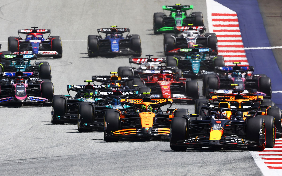 2024年F1奥地利大奖赛冲刺赛，维斯塔潘领跑迈凯伦车群驶向一号弯