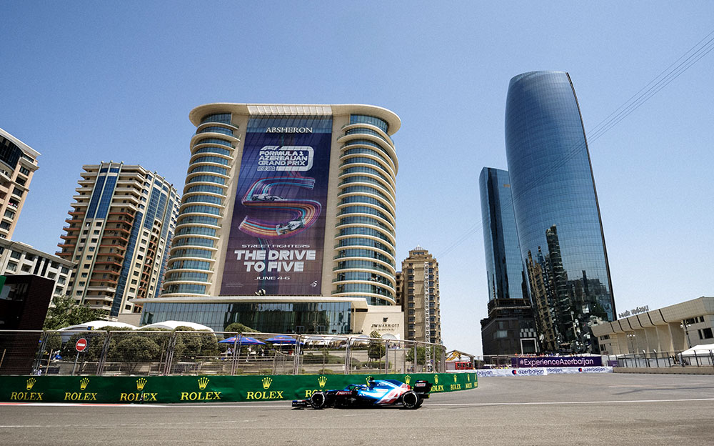 2021年F1阿塞拜疆大奖赛一练，在巴库市街赛道行驶的阿尔派赛车