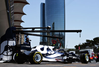 2021年F1阿塞拜疆大奖赛一练，从巴库市街赛道车库驶向赛道的红牛二队车手加斯利