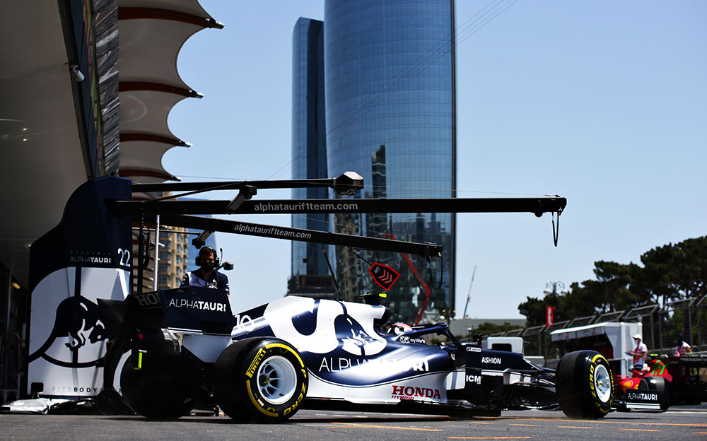 2021年F1阿塞拜疆大奖赛一练，从巴库市街赛道车库驶向赛道的红牛二队车手加斯利