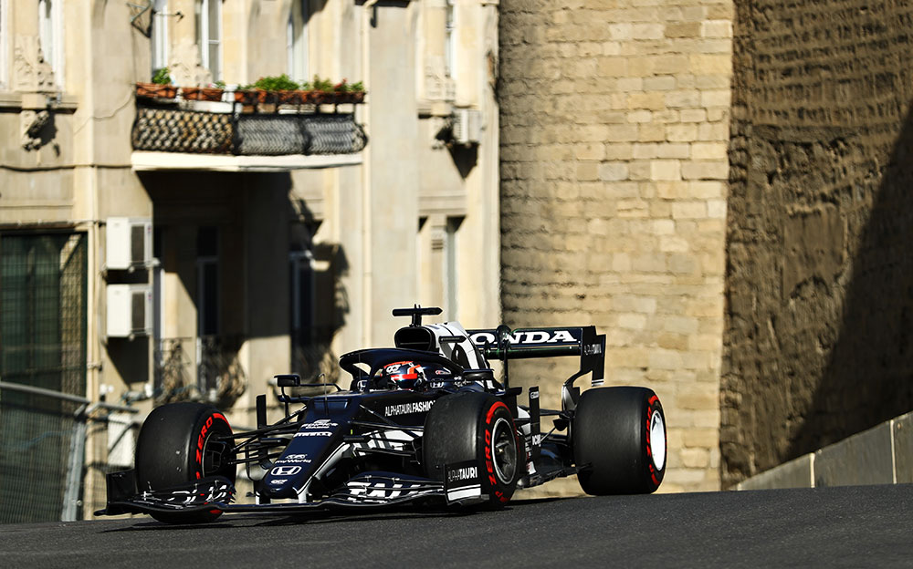 2021年F1阿塞拜疆大奖赛二练,搭载软胎驶过巴库旧城区路段的红牛二队车手角田裕毅