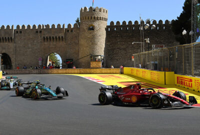 2022年F1阿塞拜疆大奖赛二练，勒克莱尔（法拉利）与维特尔（阿斯顿·马丁）在巴库老城赛段行驶