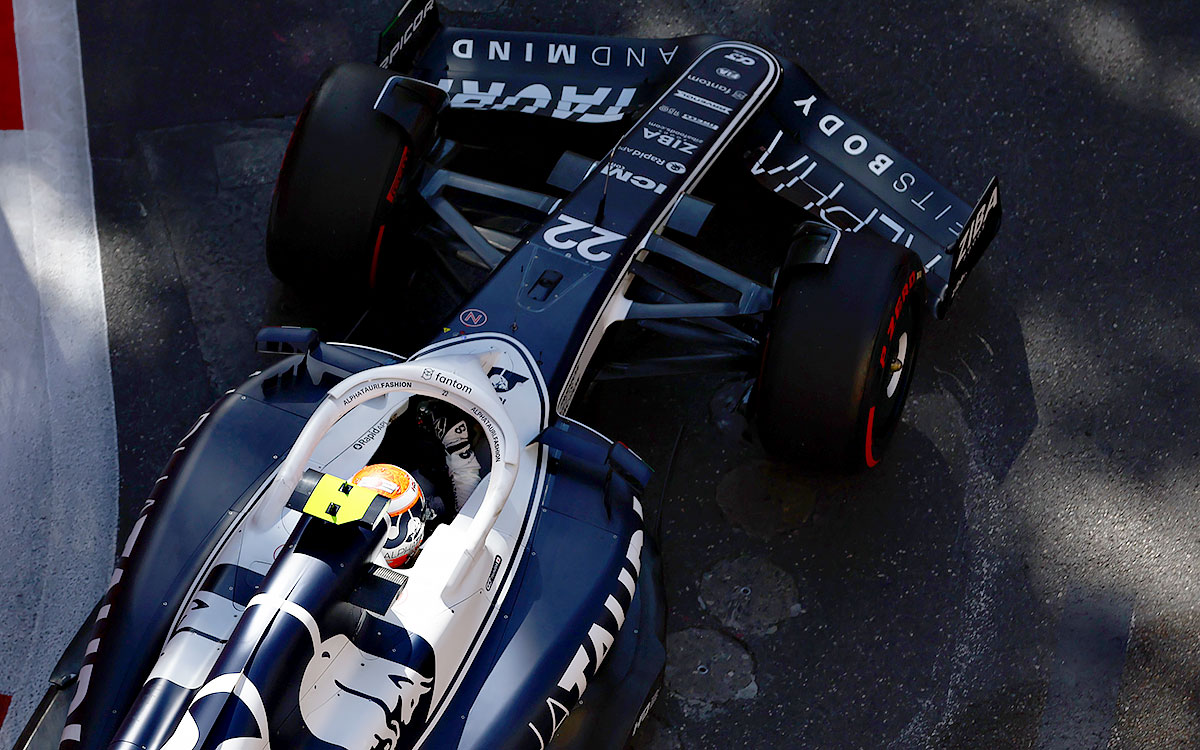 2022年F1阿塞拜疆大奖赛排位赛，角田裕毅驾驶红牛二队在巴库市街赛道行驶