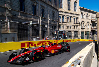 2022年F1阿塞拜疆大奖赛，勒克莱尔驾驶法拉利在巴库市街赛道行驶