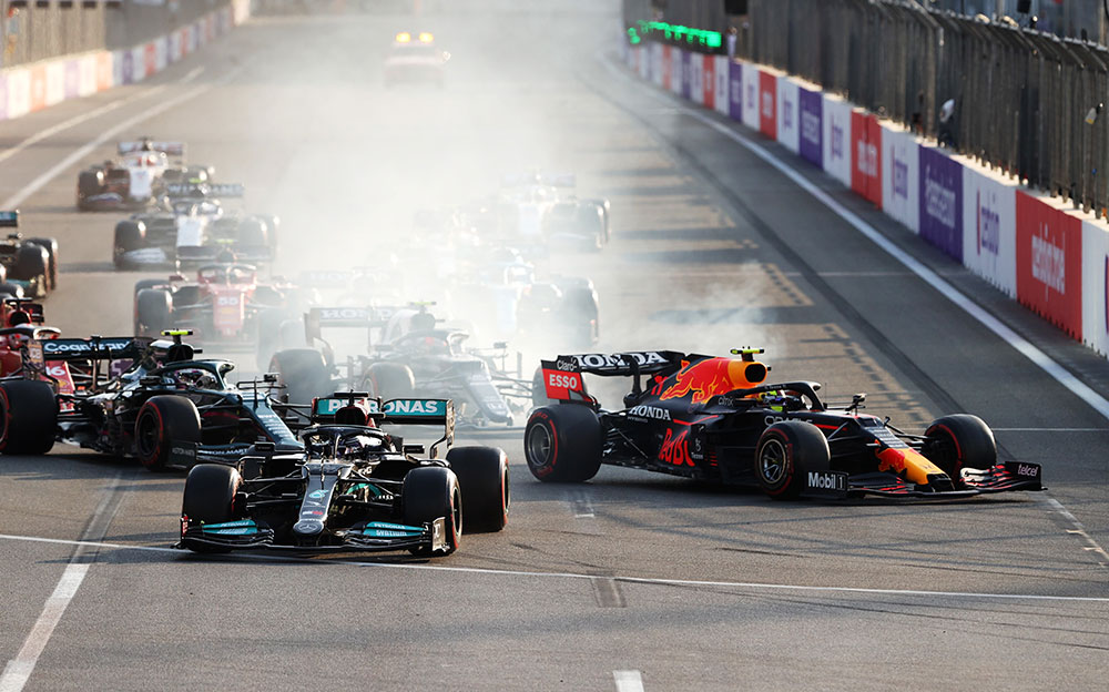 2021年F1阿塞拜疆大奖赛正赛，安全车重启时在巴库市街赛道1号弯冲出赛道的汉密尔顿（梅赛德斯）