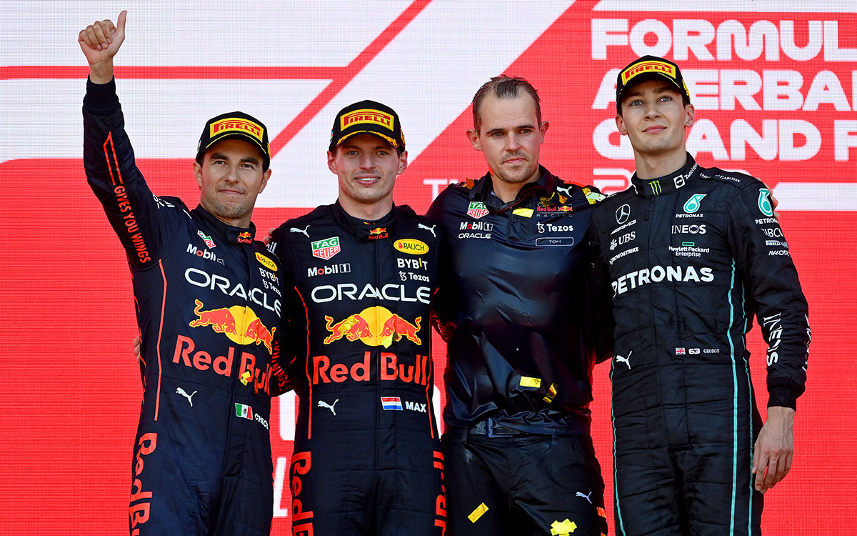 2022年F1阿塞拜疆大奖赛正赛，登上颁奖台的佩雷兹与维斯塔潘（红牛）及拉塞尔（梅赛德斯）