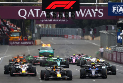 2025年F1阿塞拜疆大奖赛正赛，发车后领跑的维斯塔潘与身后的塞恩斯