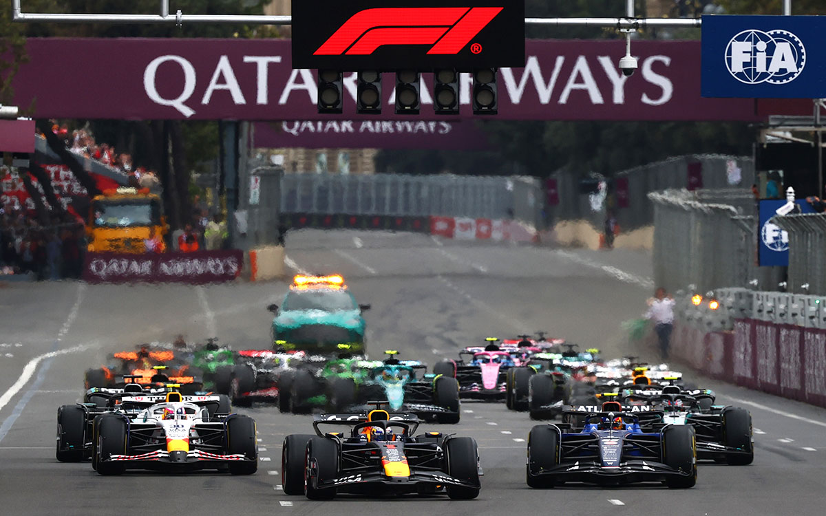 2025年F1阿塞拜疆大奖赛正赛，发车后领跑的维斯塔潘与身后的塞恩斯