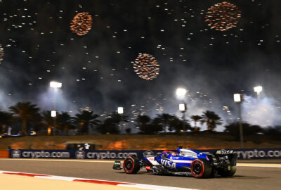 2024年F1巴林大奖赛，里卡多驾驶RB赛车在赛后烟花背景下巡场