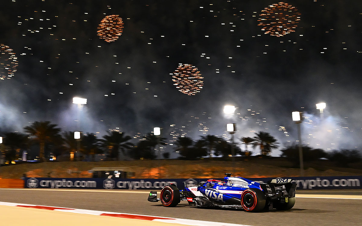 2024年F1巴林大奖赛，里卡多驾驶RB赛车在赛后烟花背景下巡场