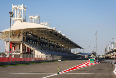 2020年F1巴林大奖赛一练，巴林国际赛道的主看台与赛道全景