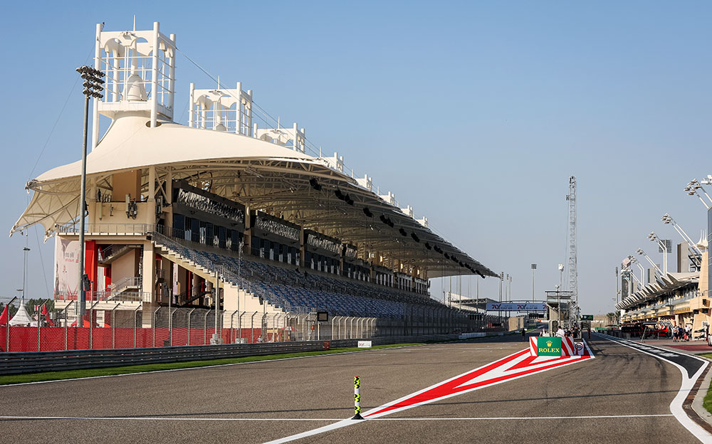 2020年F1巴林大奖赛一练，巴林国际赛道的主看台与赛道全景