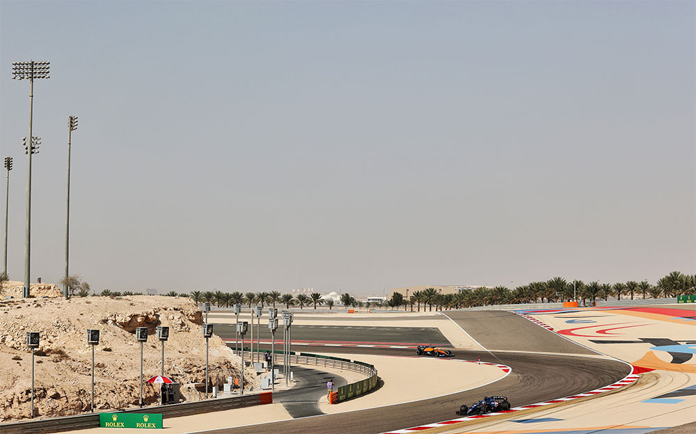 2021年F1巴林大奖赛一练,在巴林国际赛道行驶的F1赛车