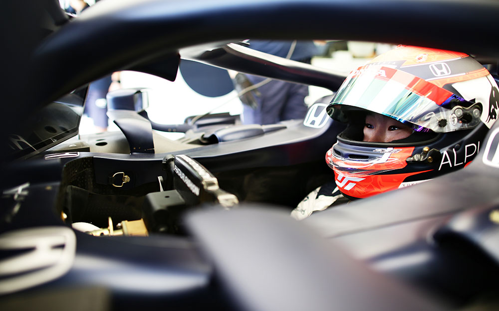2021年F1巴林大奖赛一练,坐进驾驶舱准备驶入赛道的红牛二队车手角田裕毅