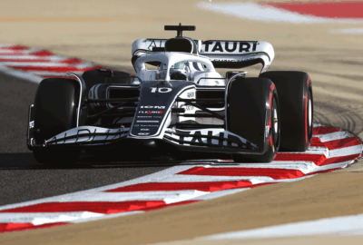 2022年F1巴林大奖赛一练，加斯利驾驶红牛二队AT03在巴林国际赛道行驶