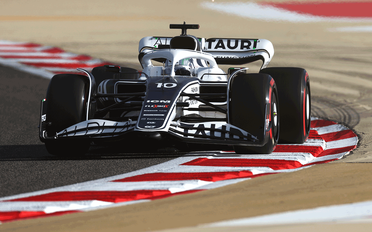 2022年F1巴林大奖赛一练，加斯利驾驶红牛二队AT03在巴林国际赛道行驶