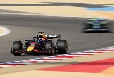 2025年F1巴林大奖赛一练，岩佐步梦驾驶红牛RB21在巴林国际赛道行驶