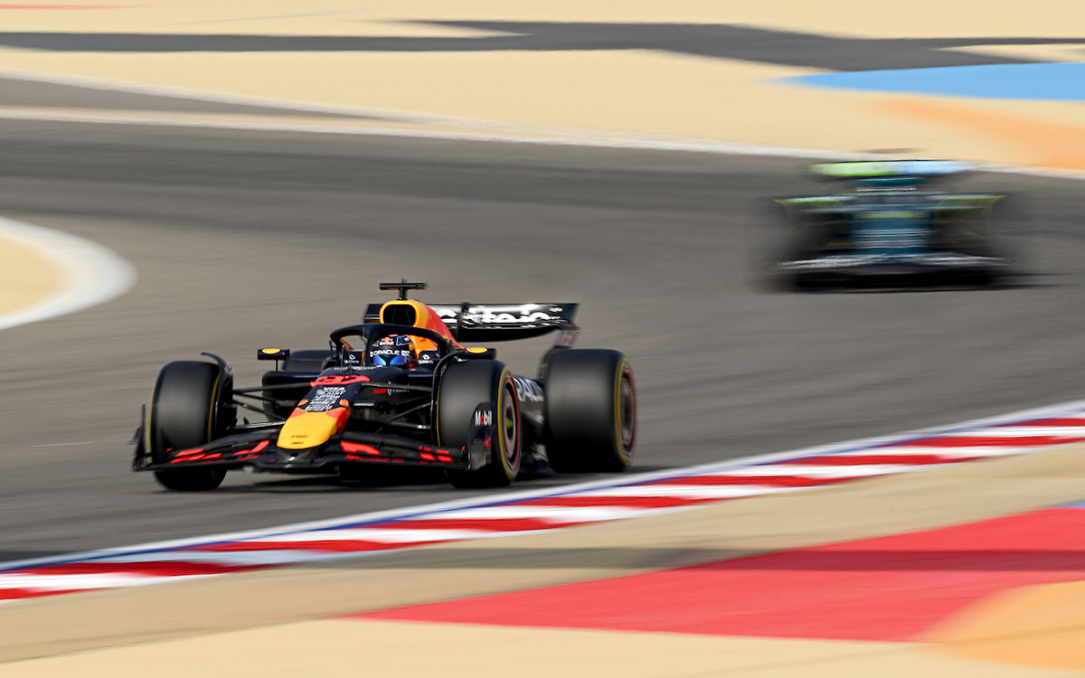 2025年F1巴林大奖赛一练，岩佐步梦驾驶红牛RB21在巴林国际赛道行驶