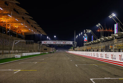 2020年F1巴林大奖赛，迎来夜幕的巴林国际赛道大直道