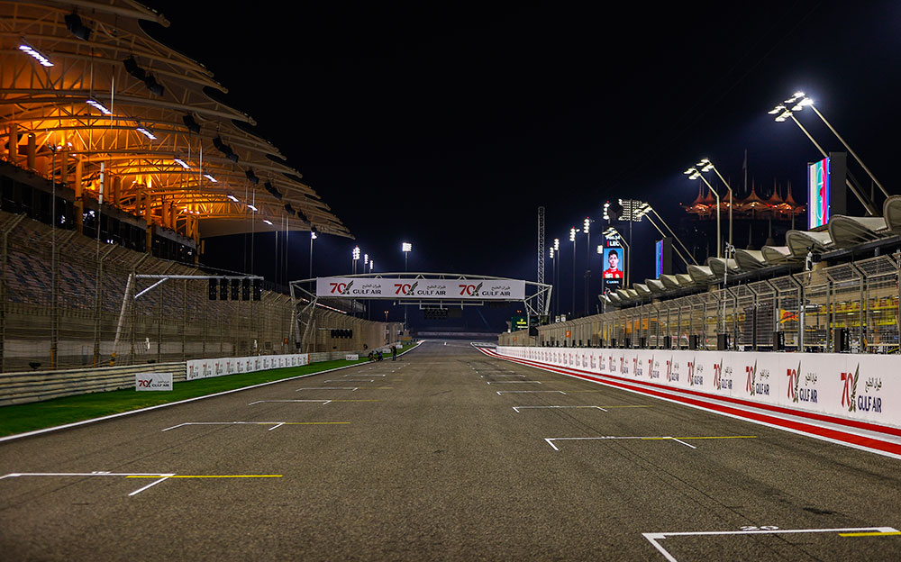 2020年F1巴林大奖赛，迎来夜幕的巴林国际赛道大直道