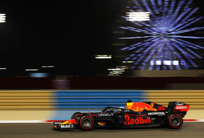 2021年F1巴林大奖赛二练，马克斯·维斯塔潘驾驶红牛在夜幕中的巴林国际赛道行驶