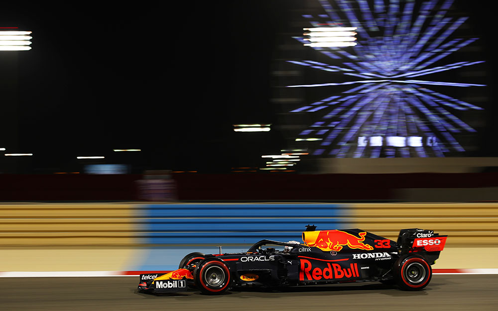 2021年F1巴林大奖赛二练，马克斯·维斯塔潘驾驶红牛在夜幕中的巴林国际赛道行驶