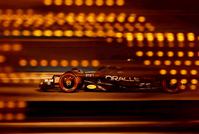 2022年F1巴林大奖赛二练，佩雷兹驾驶红牛在灯光下的巴林国际赛道行驶