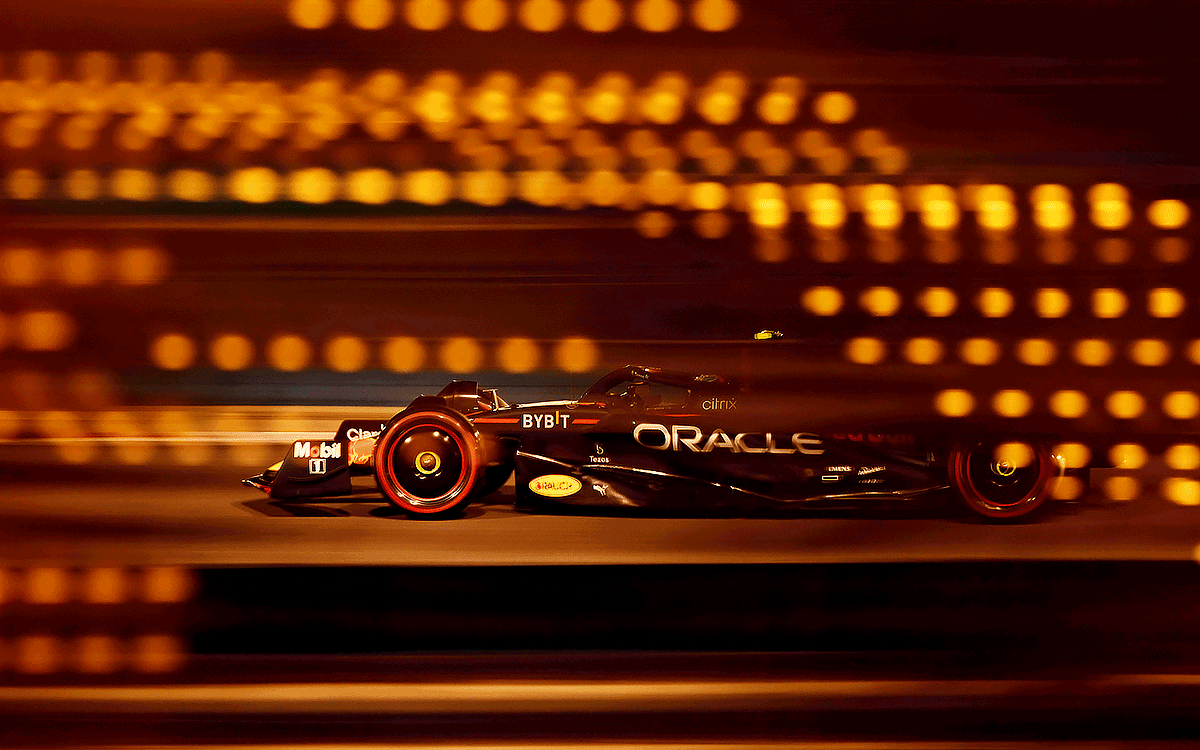 2022年F1巴林大奖赛二练，佩雷兹驾驶红牛在灯光下的巴林国际赛道行驶