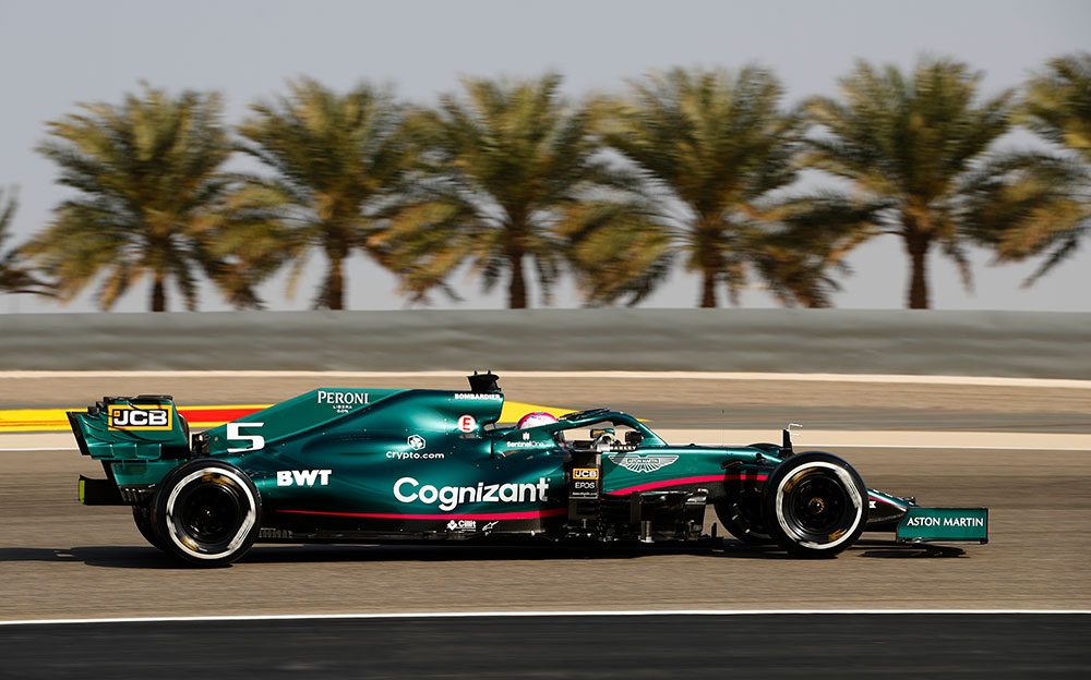 2021年F1巴林大奖赛,塞巴斯蒂安·维特尔驾驶阿斯顿·马丁在巴林国际赛道行驶