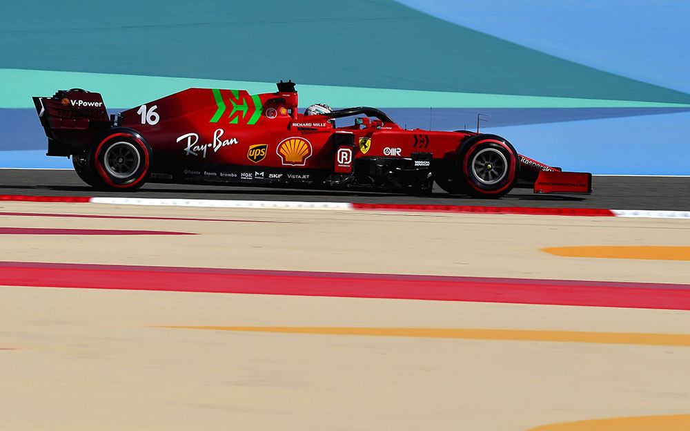 2021年F1巴林大奖赛,夏尔·勒克莱尔驾驶法拉利在巴林国际赛道行驶