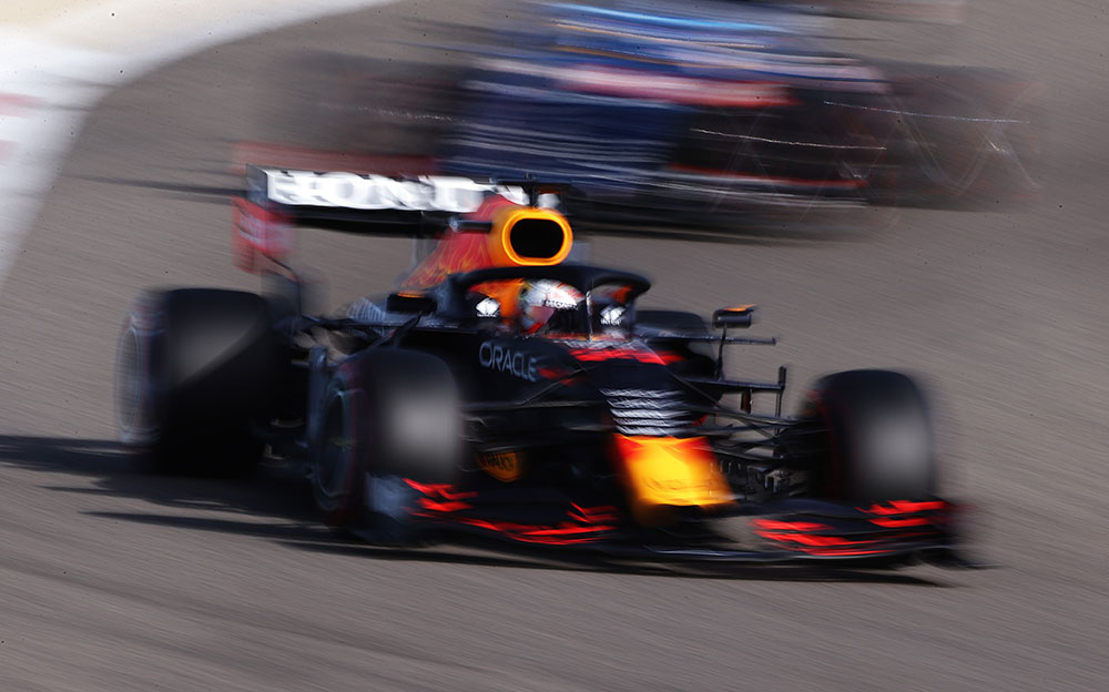 2021年F1巴林大奖赛三练,在巴林国际赛道行驶的红牛RB16B