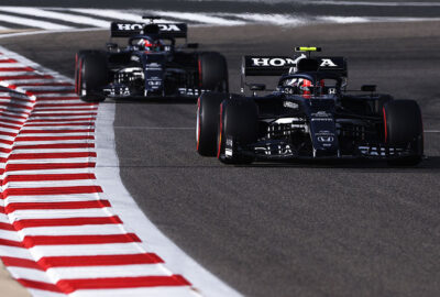 2021年F1巴林大奖赛三练，三练中并驾齐驱的红牛二队车手角田裕毅与加斯利