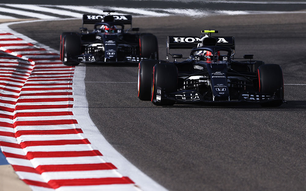 2021年F1巴林大奖赛三练，三练中并驾齐驱的红牛二队车手角田裕毅与加斯利