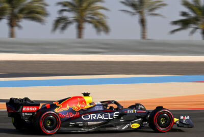 2022年F1巴林大奖赛三练，维斯塔潘驾驶红牛RB18在巴林国际赛道行驶