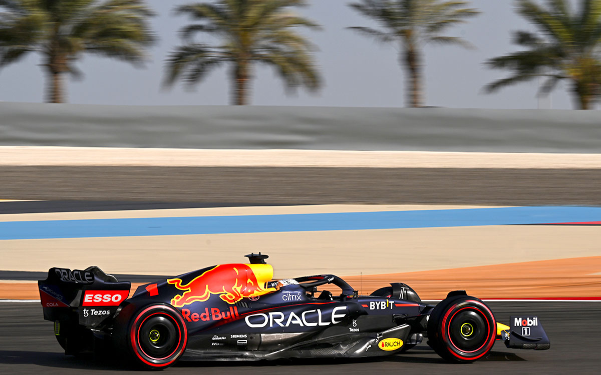 2022年F1巴林大奖赛三练，维斯塔潘驾驶红牛RB18在巴林国际赛道行驶