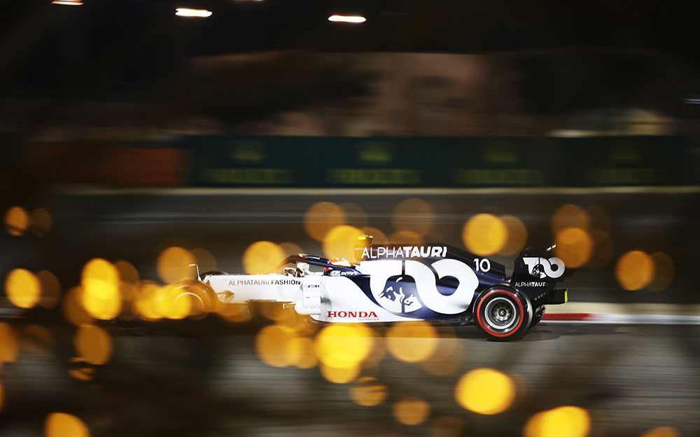 2020年F1巴林大奖赛排位赛,在人工照明映照下行驶在巴林国际赛道的红牛二队-本田车手皮埃尔·加斯利