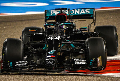 2020年F1巴林大奖赛排位赛，行驶在夜色中巴林国际赛道的梅赛德斯车手刘易斯·汉密尔顿