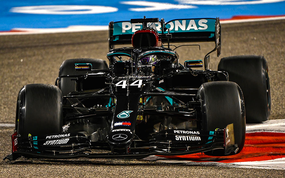 2020年F1巴林大奖赛排位赛，行驶在夜色中巴林国际赛道的梅赛德斯车手刘易斯·汉密尔顿