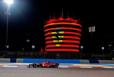 2022年F1巴林大奖赛排位赛，勒克莱尔驾驶法拉利在夜色下的巴林国际赛道行驶