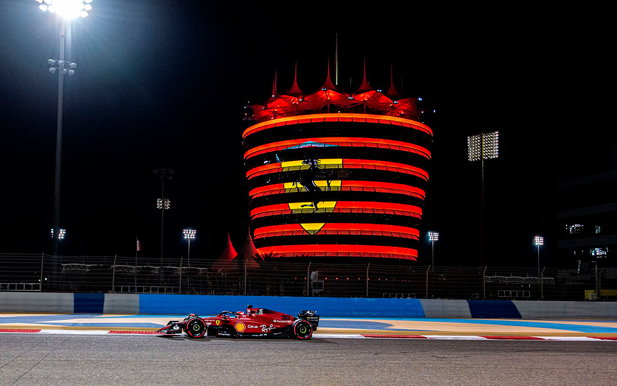 2022年F1巴林大奖赛排位赛，勒克莱尔驾驶法拉利在夜色下的巴林国际赛道行驶