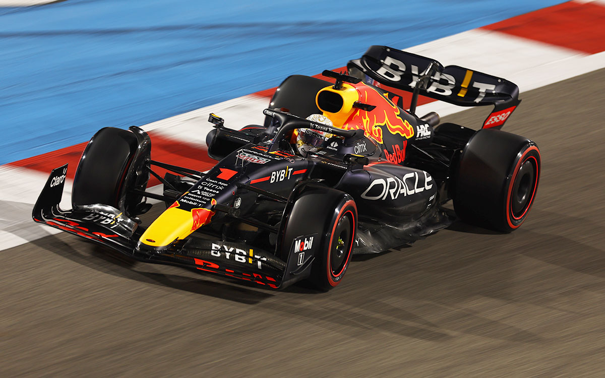 2022年F1巴林大奖赛排位赛，维斯塔潘驾驶红牛在巴林国际赛道进行计时圈