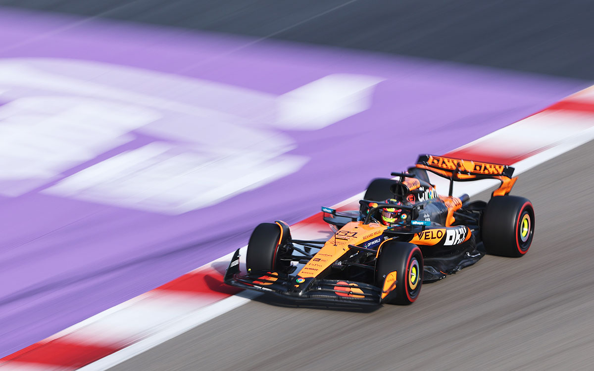 2025年F1巴林大奖赛排位赛，皮亚斯特里驾驶迈凯伦在巴林国际赛道行驶