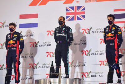 2020年F1巴林大奖赛正赛，登上领奖台的刘易斯·汉密尔顿、马克斯·维斯塔潘与亚历山大·阿尔本