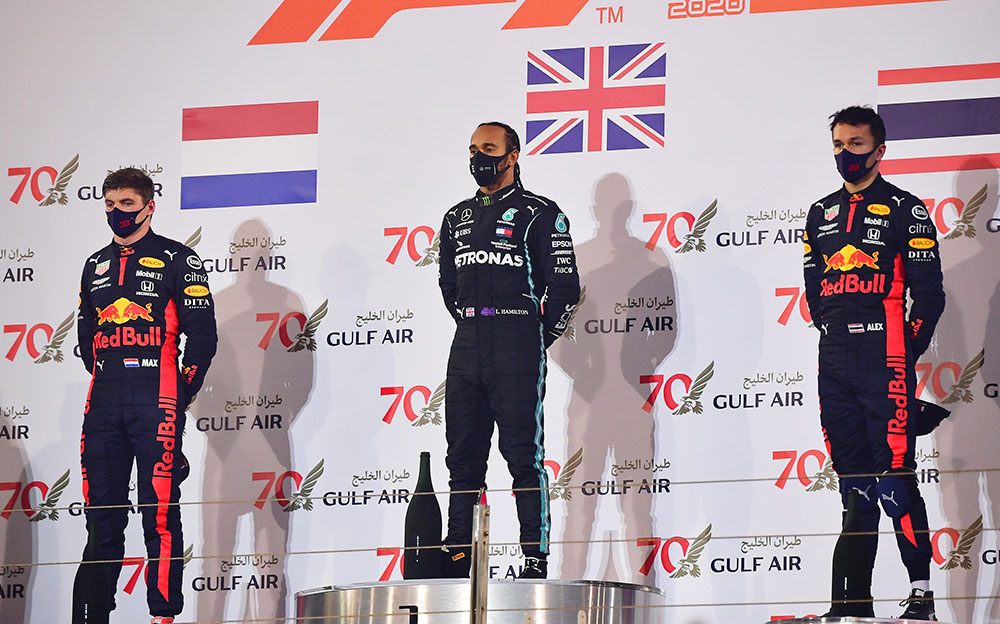 2020年F1巴林大奖赛正赛，登上领奖台的刘易斯·汉密尔顿、马克斯·维斯塔潘与亚历山大·阿尔本